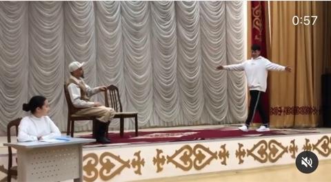 Төлен Әбдіковтің "Қонақтар" қойылымы