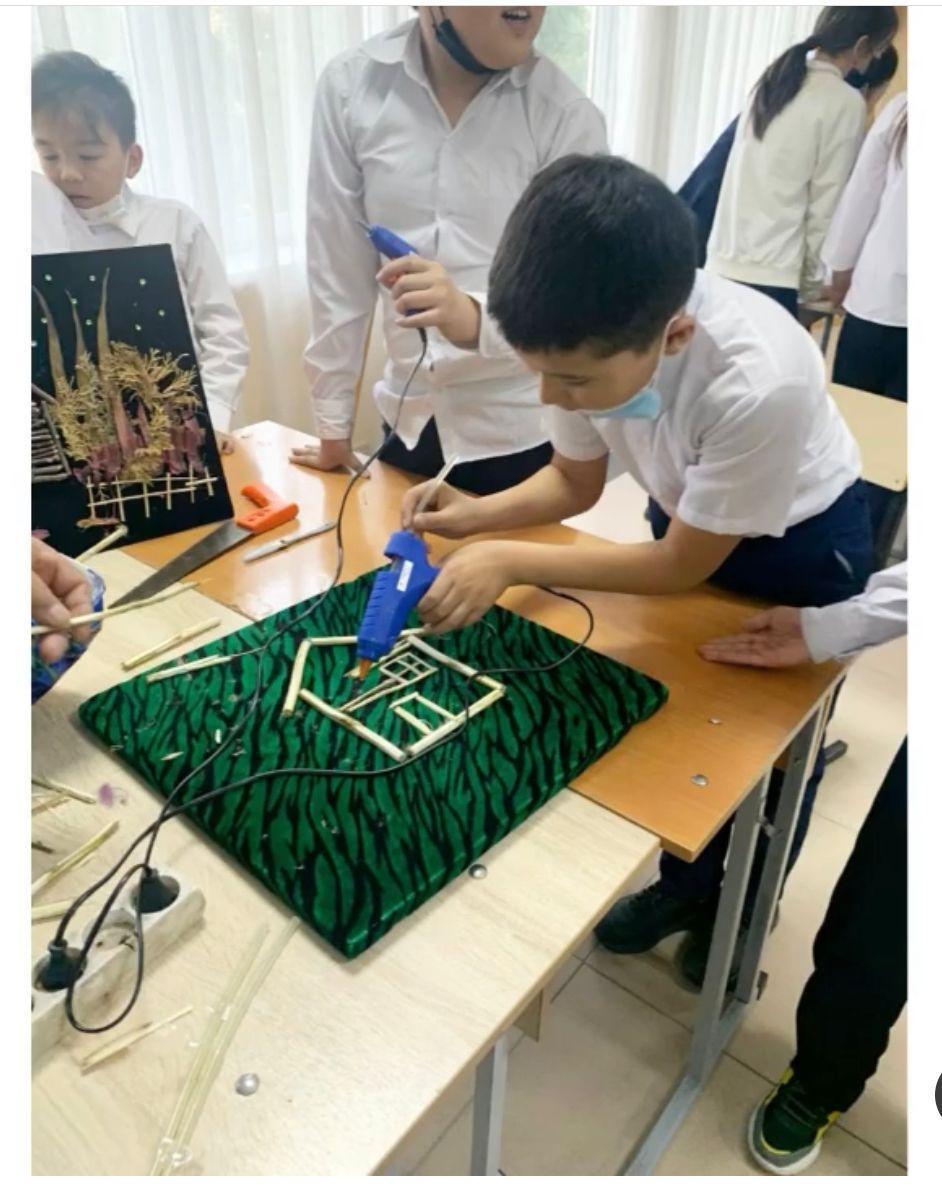 Жүннен жаңа технология бойынша сурет салу тәсілі және табиғи материалдармен картина жасау жолдарын көрсету бойынша  оқушыларға мастер класс ұйымдасты