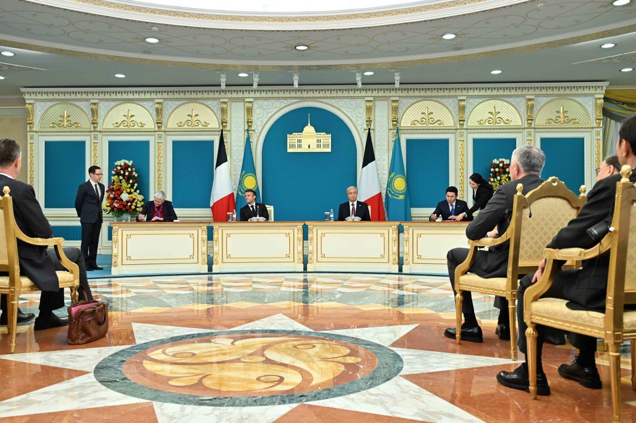 Қазақстан мен Франция басшылары Бірлескен мәлімдеме жасады және екі елдің ресми делегация мүшелері құжаттарға қол қойды