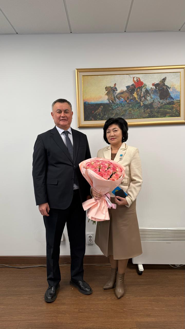 Мектеп-гимназия директоры Дуйсенбекова Нұржамал Есіркепқызы ҚР білім беру саласындағы ерекше еңбегі үшін  “Білім беру ісінің құрметті қызметкері”төсбелгісімен марапатталды.